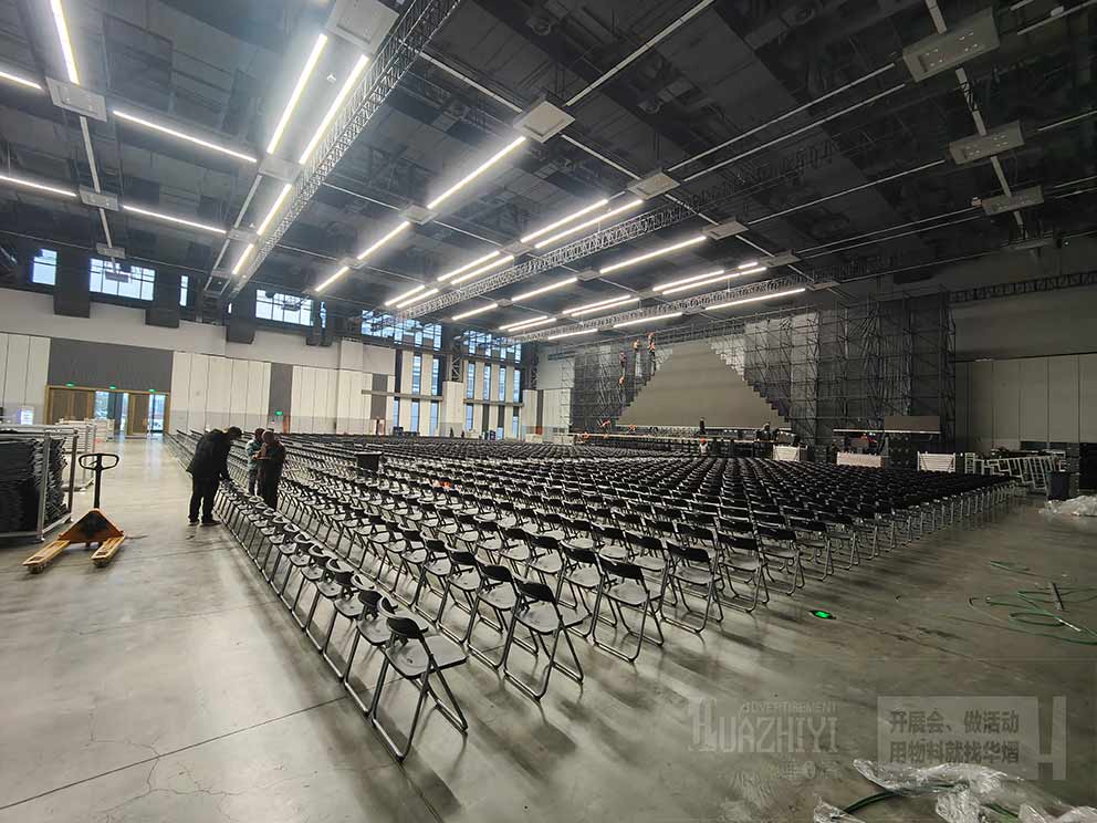 龙子湖艺术中心音乐节折叠椅布置现场