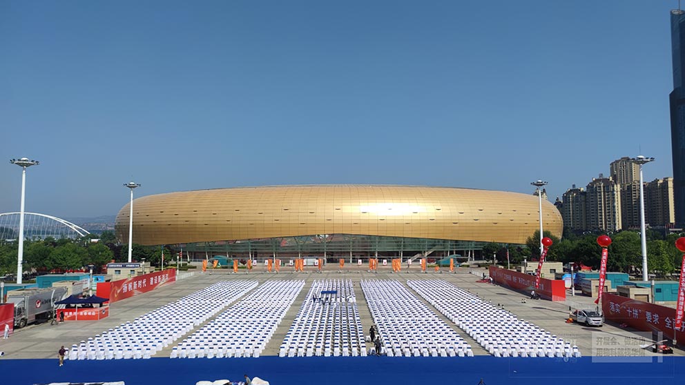 桌椅出租厂家提供第二十九届三门峡黄河文化旅游节开幕式现场贵宾椅