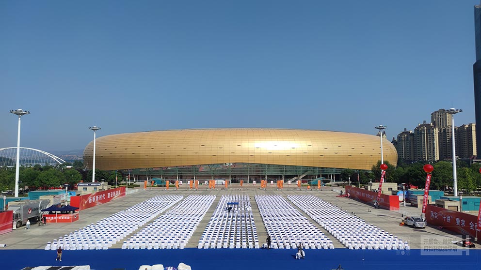 桌椅出租厂家提供第二十九届三门峡黄河文化旅游节开幕式现场贵宾椅