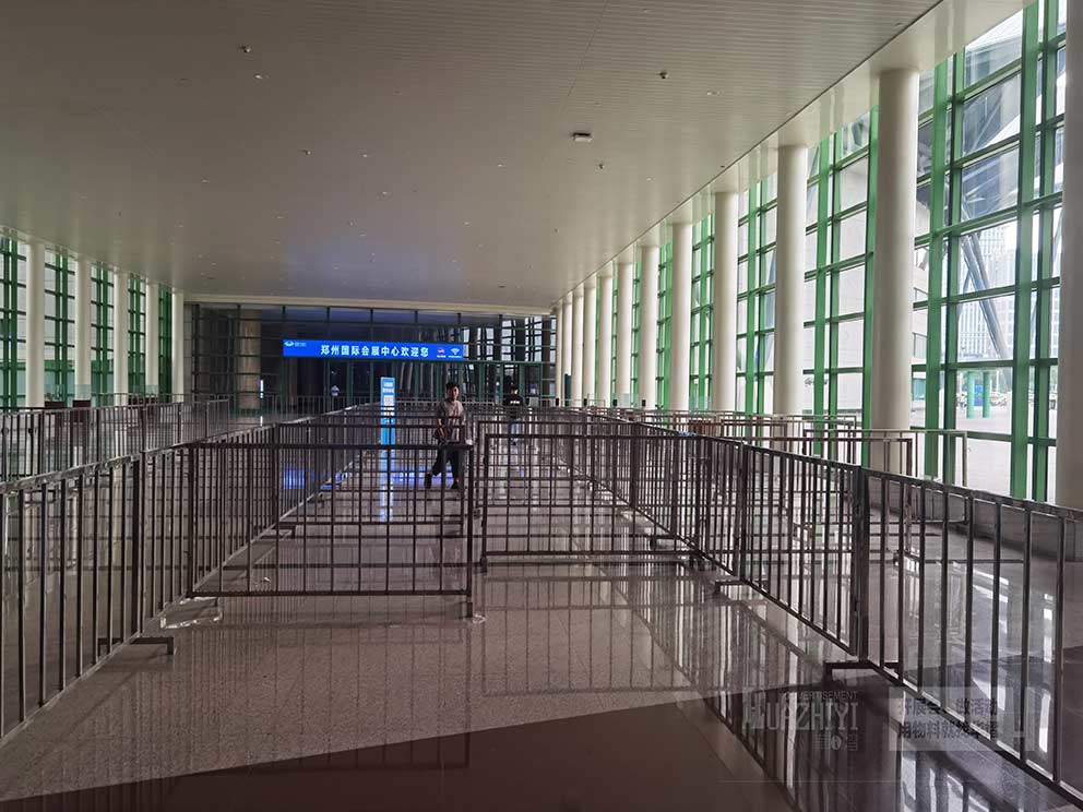郑州国际会展中心展会参观通道使用了郑州华熠铁马出租厂家提供的护栏