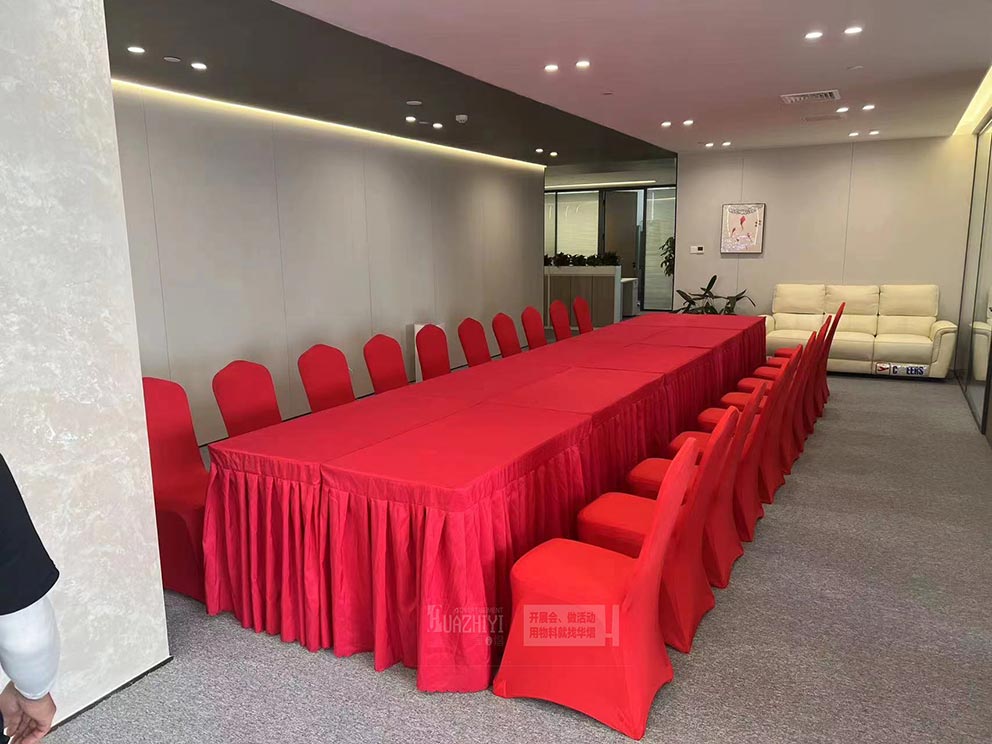郑州桌椅出租可以提供全套红色的桌布和椅套