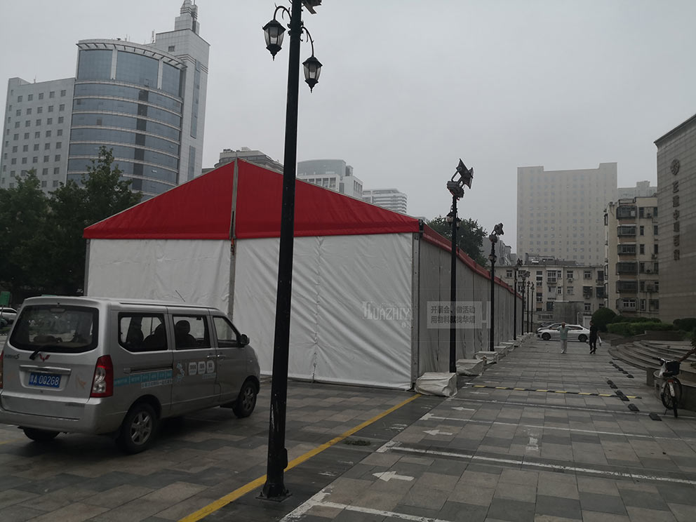 郑州华熠篷房租赁厂家夏季布场—红顶白篷篷房已经搭建完毕