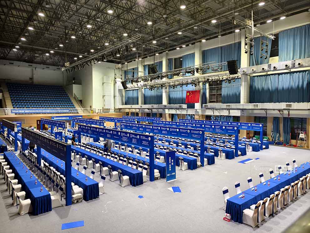 华熠桌椅物料出租公司布置华北水利水电大学2025校园招聘会