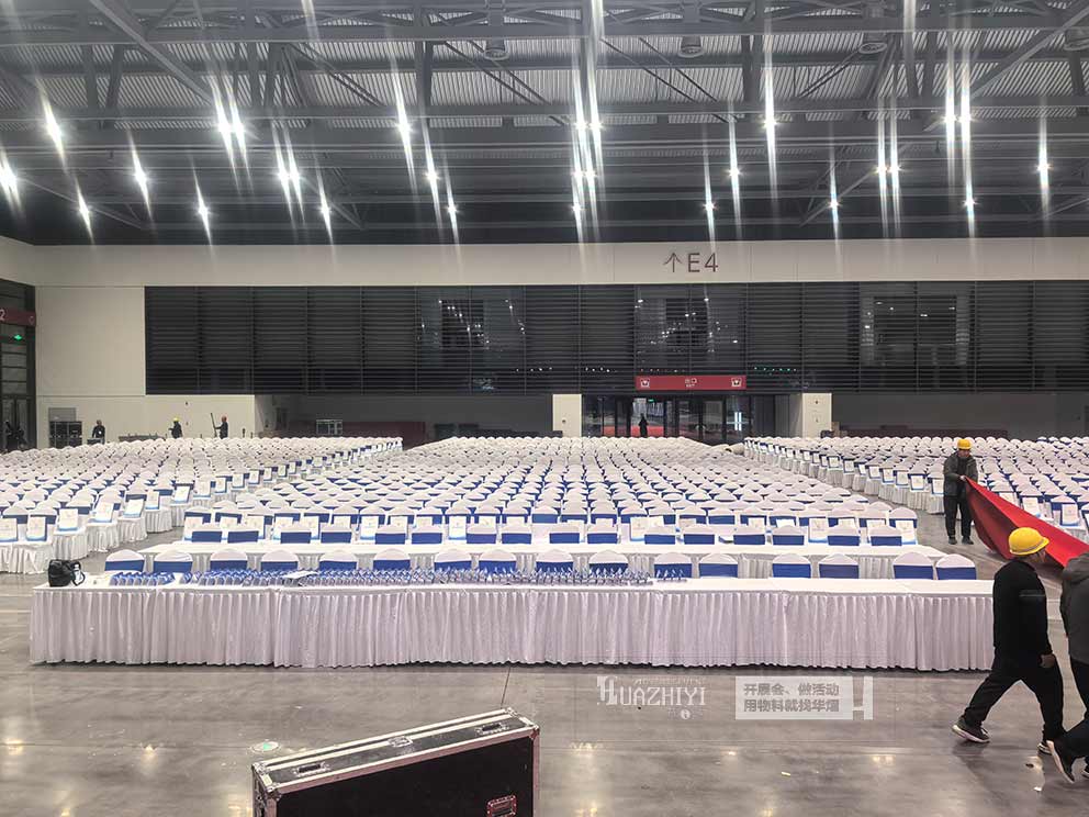 新会展中心2025表彰大会,华熠桌椅租赁进行布场