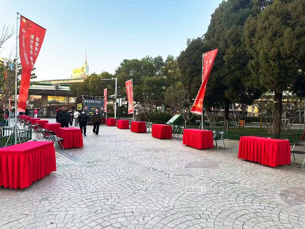 2025郑州宪法宣传周启动仪式，郑州桌椅道旗租赁进行布场