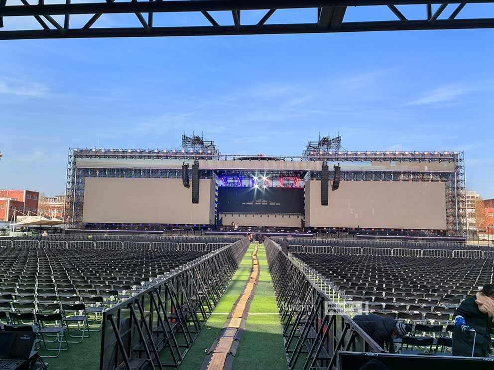 华熠桌椅租赁助力邢台演唱会布场