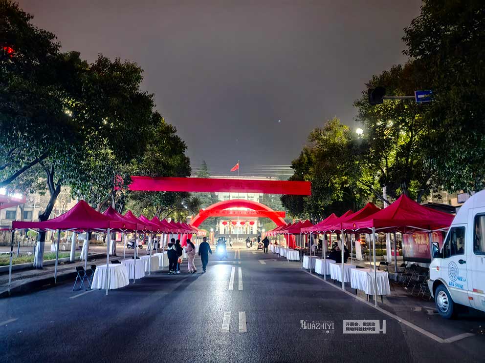 华熠桌椅租赁助力濮阳演唱会8000把折叠椅布场