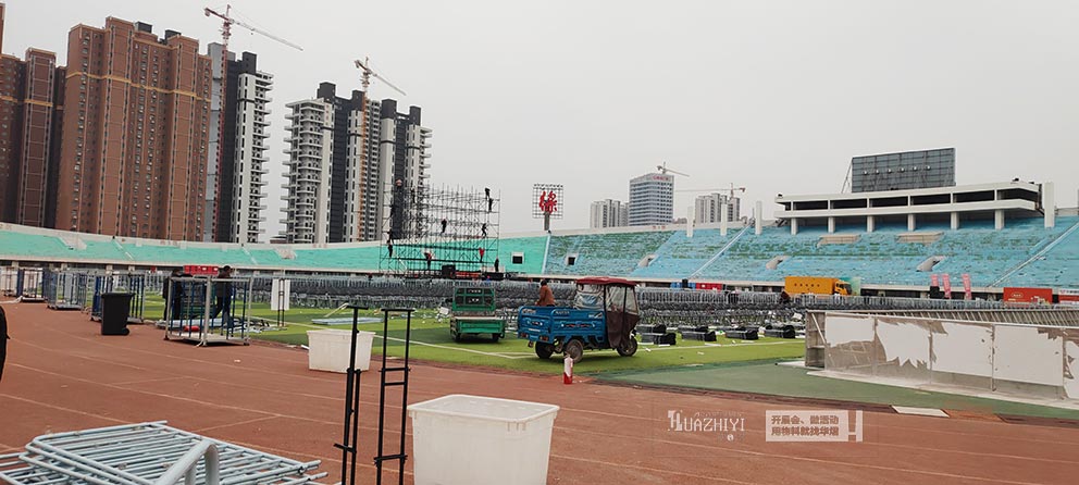 华熠桌椅租赁助力濮阳演唱会8000把折叠椅布场