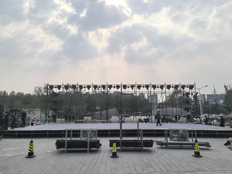 雷亚舞台现场四