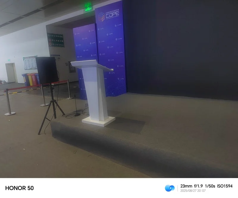 演讲台现场一
