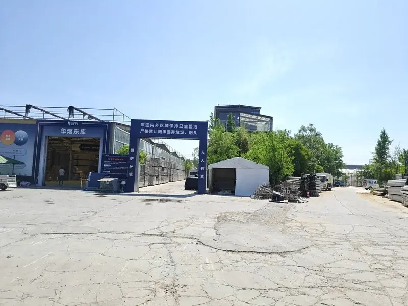 郑州华之熠仓库正门及院内