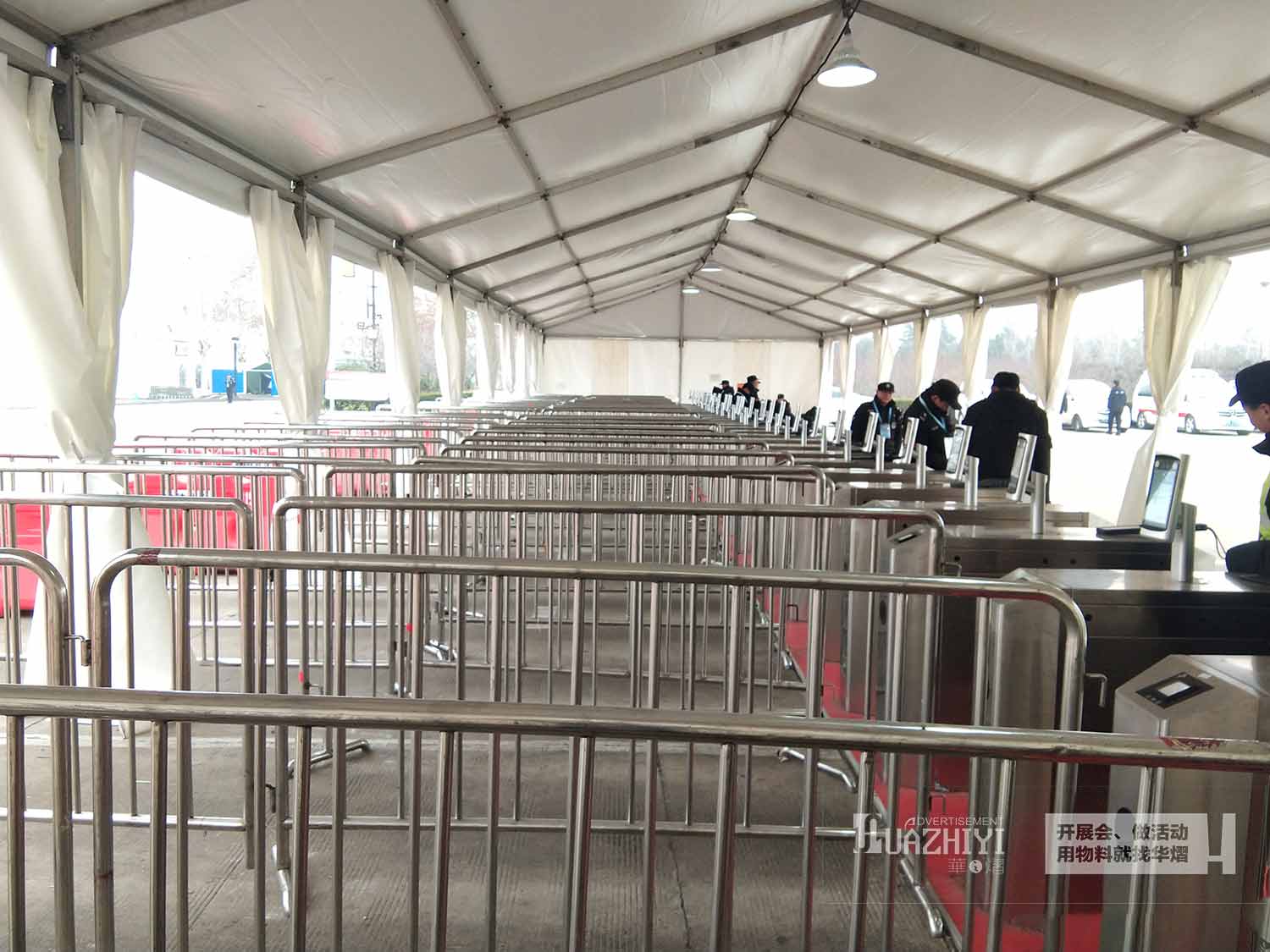 2020央视春晚郑州分会场布设铁马护栏